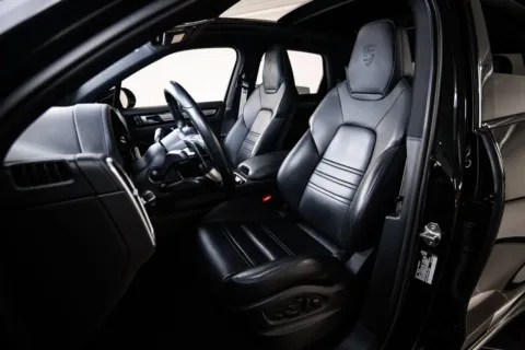 More photos of 2023 Porsche Cayenne S Platinum Edition at Porsche Austin, TX