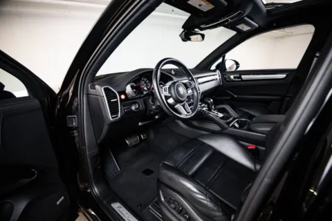 More photos of 2023 Porsche Cayenne S Platinum Edition at Porsche Austin, TX