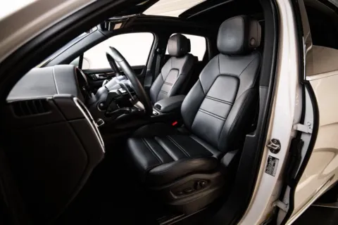 More photos of 2023 Porsche Cayenne at Porsche Austin, TX