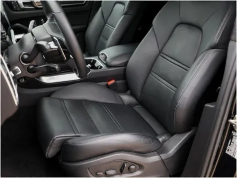 More photos of 2022 Porsche Cayenne Turbo at Porsche Austin, TX