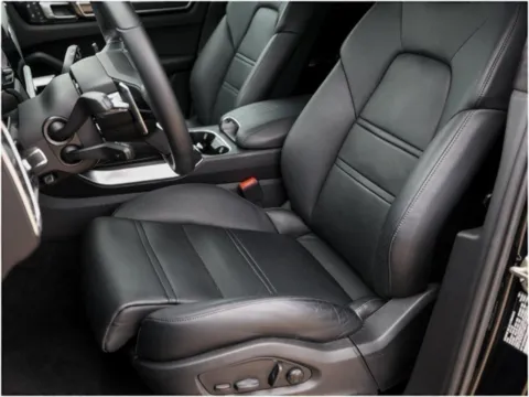 More photos of 2022 Porsche Cayenne Turbo at Porsche Austin, TX