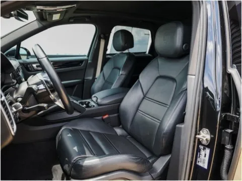 More photos of 2023 Porsche Cayenne Platinum Edition E-Hybrid at Porsche Austin, TX