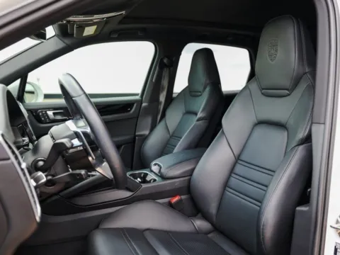 More photos of 2023 Porsche Cayenne at Porsche Austin, TX
