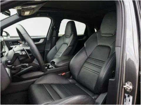 More photos of 2025 Porsche Cayenne Coupe at Porsche Austin, TX