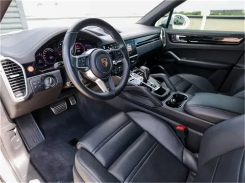 More photos of 2022 Porsche Cayenne S at Porsche Austin, TX