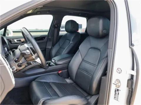 More photos of 2022 Porsche Cayenne S at Porsche Austin, TX