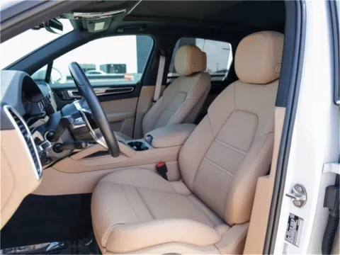 More photos of 2022 Porsche Cayenne Platinum Edition at Porsche Austin, TX