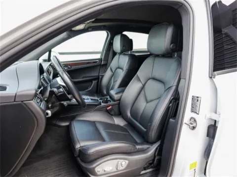 More photos of 2018 Porsche Macan at Porsche Austin, TX