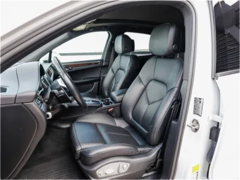 More photos of 2018 Porsche Macan at Porsche Austin, TX