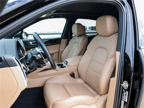 More photos of 2022 Porsche Cayenne at Porsche Austin, TX