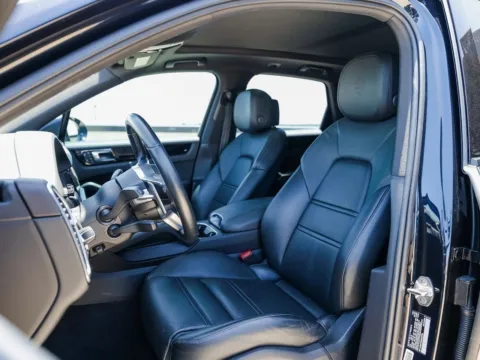 More photos of 2022 Porsche Cayenne at Porsche Austin, TX