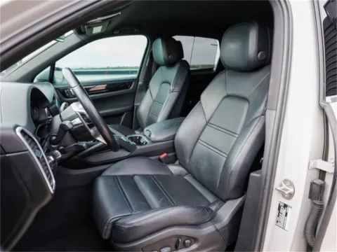 More photos of 2022 Porsche Cayenne at Porsche Austin, TX