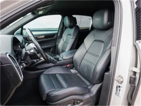 More photos of 2022 Porsche Cayenne at Porsche Austin, TX