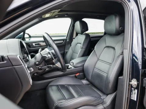 More photos of 2022 Porsche Cayenne Platinum Edition E-Hybrid at Porsche Austin, TX