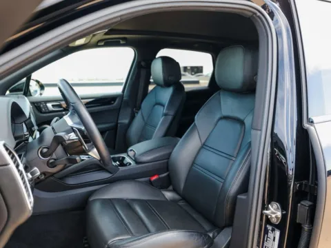 More photos of 2023 Porsche Cayenne at Porsche Austin, TX