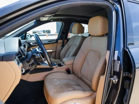 More photos of 2018 Porsche Macan at Porsche Austin, TX