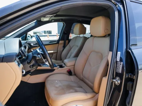 More photos of 2018 Porsche Macan at Porsche Austin, TX
