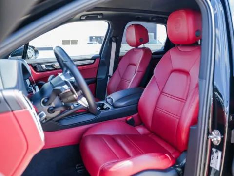 More photos of 2023 Porsche Cayenne S Platinum Edition at Porsche Austin, TX