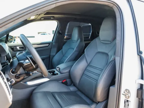 More photos of 2022 Porsche Cayenne Turbo at Porsche Austin, TX
