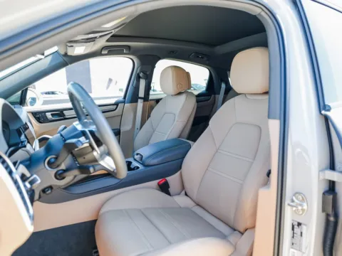 More photos of 2023 Porsche Cayenne Platinum Edition at Porsche Austin, TX