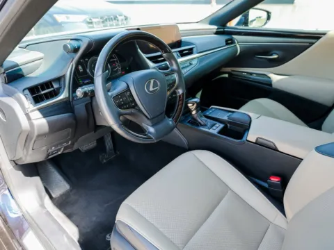 More photos of 2020 Lexus ES 300h at Porsche Austin, TX