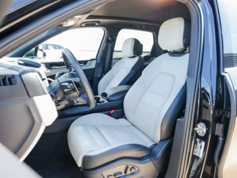 More photos of 2025 Porsche Cayenne at Porsche Austin, TX