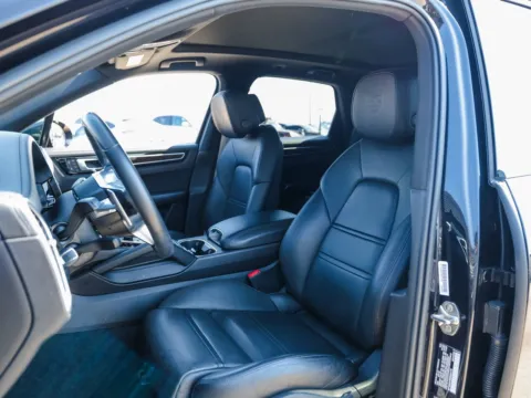More photos of 2022 Porsche Cayenne Platinum Edition at Porsche Austin, TX