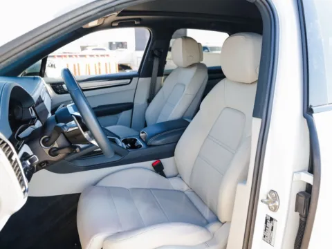 More photos of 2023 Porsche Cayenne Platinum Edition at Porsche Austin, TX