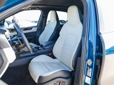 More photos of 2024 Porsche Cayenne at Porsche Austin, TX