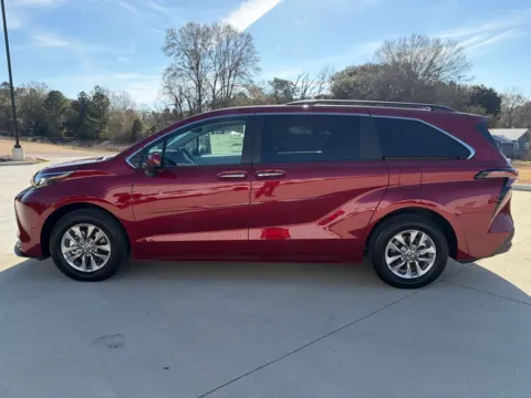 More photos of 2026 Toyota Sienna XLE at Hixson Toyota, LA