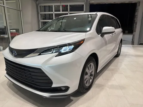 White 2025 Toyota Sienna XLE for sale in DeRidder, LA