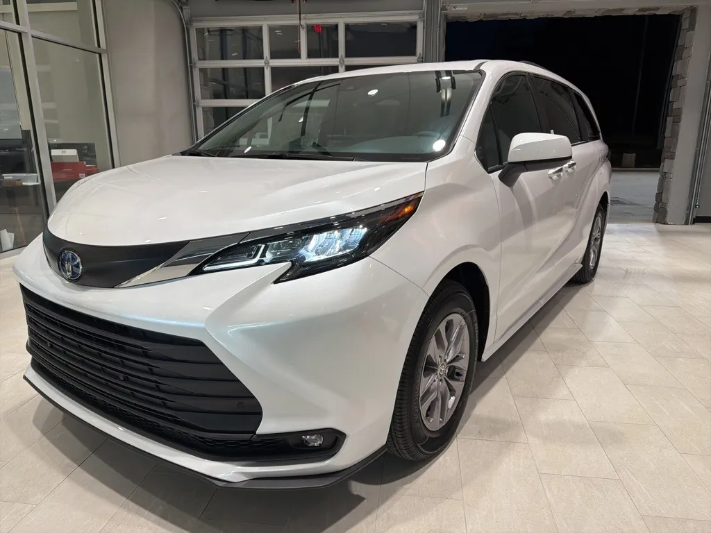 White 2025 Toyota Sienna XLE for sale in DeRidder, LA