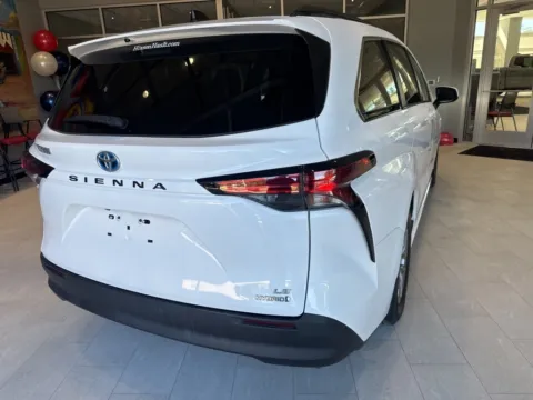 More photos of 2021 Toyota Sienna LE at Hixson Toyota, LA