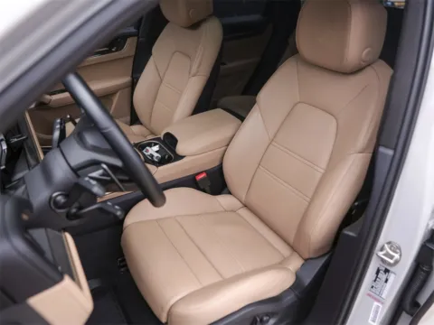 More photos of 2024 Porsche Cayenne E-Hybrid Turbo at Porsche South Austin, TX