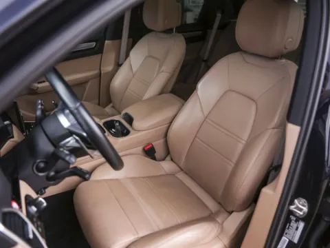 More photos of 2023 Porsche Cayenne Platinum Edition at Porsche South Austin, TX