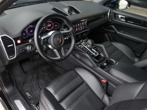More photos of 2023 Porsche Cayenne at Porsche South Austin, TX