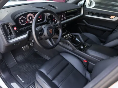 More photos of 2024 Porsche Cayenne S at Porsche South Austin, TX