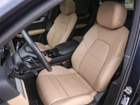 More photos of 2025 Porsche Cayenne at Porsche South Austin, TX