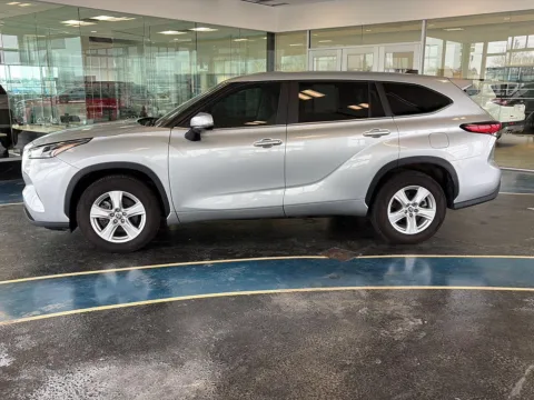 Photos of 2023 Toyota Highlander Platinum for sale in Boone, IA at Pat Clemons Inc.