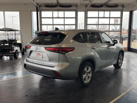 More photos of 2023 Toyota Highlander Platinum at Pat Clemons Inc., IA
