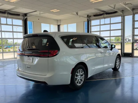 More photos of 2027 Chrysler Pacifica Select at Pat Clemons Inc., IA