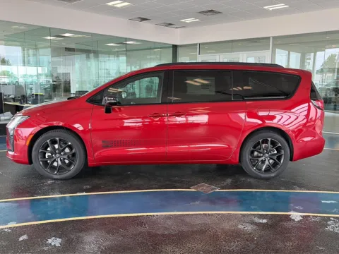 Photos of 2027 Chrysler Pacifica Select for sale in Boone, IA at Pat Clemons Inc.
