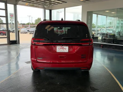 More photos of 2027 Chrysler Pacifica Select at Pat Clemons Inc., IA