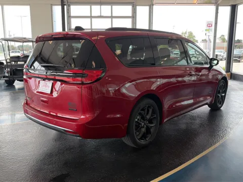 More photos of 2027 Chrysler Pacifica Select at Pat Clemons Inc., IA
