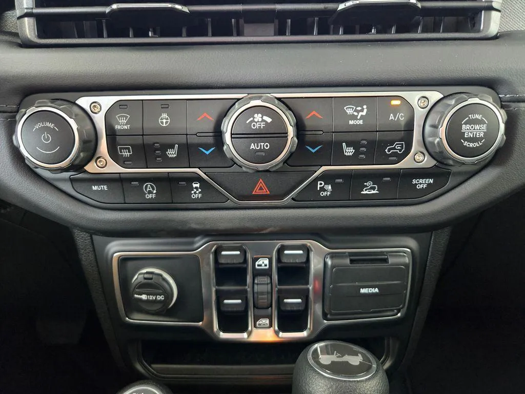 2025 Jeep Wrangler 4-Door Sahara - Photo 22