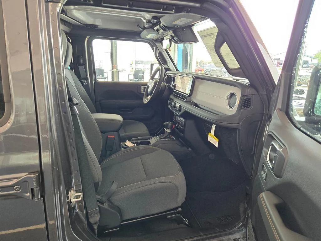 2025 Jeep Wrangler 4-Door Sahara - Photo 35