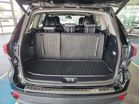 More photos of 2018 Toyota Highlander SE at Pat Clemons Inc., IA
