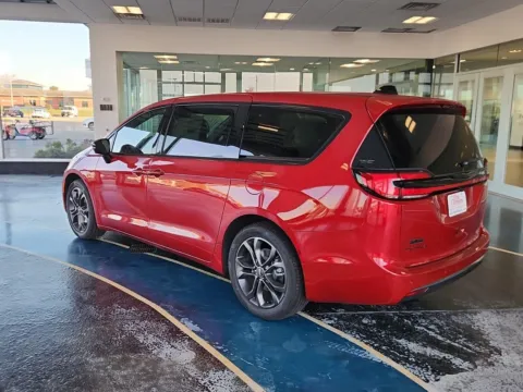 Another view of 2026 Chrysler Pacifica Select for sale in Boone, IA at Pat Clemons Inc.