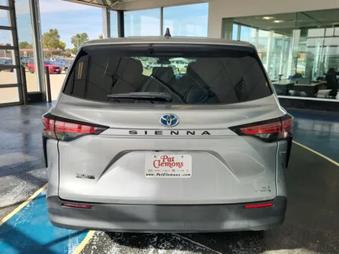 More photos of 2022 Toyota Sienna LE 8-Passenger at Pat Clemons Inc., IA