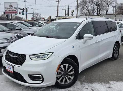 White 2023 Chrysler Pacifica Hybrid Touring L for sale in Des Moines, IA